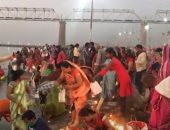 آلاف الهنود يتجمعون على الشواطئ لإحياء طقوس مهرجان ماج ميلا.. فيديو وصور