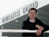 وفاة مدرب نيوكاسل السابق بعد صراع طويل مع المرض