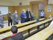 طلاب جامعة الفيوم يؤدون الامتحانات ملتزمين بإجراءات وقائية مشددة.. صور