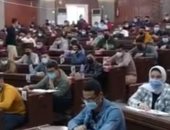 يارب النجاح.. طلاب آداب القاهرة يؤدون الامتحان وسط إجراءات وقائية "بث مباشر"