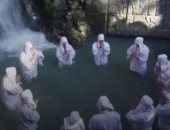 كهنة فى اليابان يتجمعون لإحياء طقس غريب تحت مياه شلال.. تعرف عليه