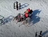 سكان مدن روسية ينظمون سباق ترفيهى "ترويكا" على الجليد فى موسكو.. فيديو وصور