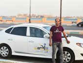سواق الخير .. "خالد" خصص التاكسى لنقل مرضى الغسيل الكلوى بالسويس