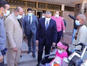 محافظ سوهاج يسلم تروسيكل لوالد فتاة من ذوى الهمم لإيجاد مصدر دخل.. صور
