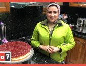 طريقة عمل تشيز كيك بمربى الفراولة من مطبخ رانيا النجار.. فيديو