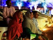 لأول مرة.. السودانيون يشاهدون الأفلام بالهواء الطلق من داخل سياراتهم.. ألبوم صور 
