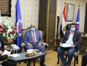 محافظ السويس يبحث مع أعضاء مجلسى الشيوخ والنواب تطوير الأسواق ومشروعات الصرف