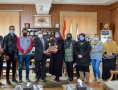 العاملون بكلية السياحة يشكرون رئيس جامعة بنى سويف لتحسين أوضاعهم المالية