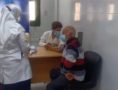 توافد كبار السن وأصحاب الأمراض المزمنة لتلقى لقاح كورونا فى قنا.. فيديو