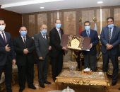 محافظ الغربية يستقبل وفد النيابة الإدارية ويهديهم درع المحافظة