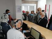 محافظ بورسعيد يشهد تلقى أول مواطن من كبار السن للقاح كورونا.. فيديو وصور