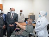 محافظ بنى سويف يتابع تلقى كبار السن وأصحاب الأمراض المزمنة لقاح كورونا.. صور