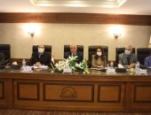 محافظ الجيزة يطلق أسماء شهيدين على المدارس ويستعرض جهود حياة كريمة