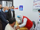 محافظ الشرقية يشهد بدء فعاليات تطعيم أصحاب الأمراض المزمنة بلقاح كورونا.. فيديو وصور