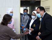 رئيس الوزراء يشهد بدء تطعيم أصحاب الأمراض المزمنة وكبار السن بلقاح كورونا