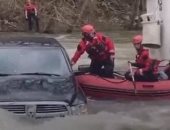 شاهد إنقاذ أسرة فى أمريكا بينهم طفل رضيع بعد سقوط سيارتهم فى نهر.. فيديو