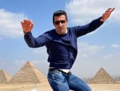 لويس فيجو يواصل توثيق رحلته إلى مصر بصور جديدة أمام الأهرامات