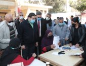 نائب محافظ بنى سويف يتفقد القافلة الطبية لعلاج أمراض العيون.. صور