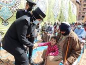 الداخلية تقدم مساعدات للبسطاء بمبادرة حياة كريمة.. فيديو