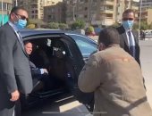 الرئيس السيسى يتوقف بسيارته ويوجه بعلاج بائع فاكهة على نفقة الدولة ويستجيب لمطالب 2 آخرين