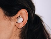 جوجل تعمل على مشروع يمنح المستخدمين سمعًا خارقًا عبر جهاز داخل الأذن