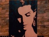 "اسلام" من مرسى مطروح يشارك برسومات على الخشب 