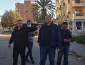 محافظ البحر الأحمر يتفقد الشوارع بسيارة ميكروباص ويوجه بتطوير ميناء الصيد.. صور