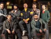 محمد إمام يروج لمسلسل "النمر" بصورة يتوسط فيها 6 فنانين من العمل.. رجالة النمر