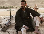 محمد رمضان بالجلابية الصعيدى والسلاح فى أحدث صورة من كواليس مسلسل موسى