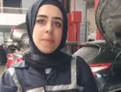 "روان" فتاة من الإسكندرية تنافس الرجال فى صيانة السيارات.. فيديو