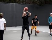 جاستين بيبر يستغل أوقات فراغه فى لعب كرة السلة مع أصدقائه.. صور
