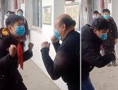 مدرس صينى يحيى تلاميذه بطريقة طريفة أمام الفصول لتشجيعهم.. فيديو