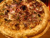 مطعم تونسى يقدم بيتزا بأوراق الذهب صالحة للأكل لتحطيم الرقم القياسى