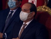 الرئيس السيسى يبكى متأثرا خلال عرض فيلم "سيرة الشهداء" بالندوة التثقيفية