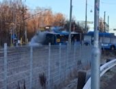 لحظة اصطدام قطار بحافلة عالقة على قضبان السكك الحديدية بالسويد.. فيديو