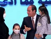 الرئيس السيسى يحمل ابنة الدكتور أبو غنيمة شهيد كورونا فى الاحتفال بيوم الشهيد