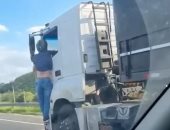 زوج يتشبث بشاحنة 30 كيلو بعد تسببها فى مصرع زوجته بالبرازيل.. فيديو وصور