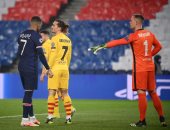 باريس سان جيرمان يتقدم على برشلونة بهدف مبابي من ركلة جزاء.. فيديو