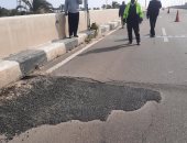 هبوط أرضى بإحدى حارات كوبرى الشيخ مبارك العلوى بالطريق الدولى الساحلى.. فيديو وصور