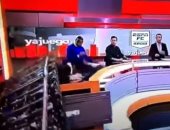 سقوط لوحة كبيرة على ضيف ببرنامج تليفزيونى فى كولومبيا.. فيديو وصور