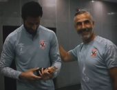 مدرب حراس الأهلى يسلم الشناوى جائزة "نسر الشهر".. فيديو