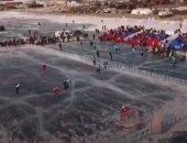 مباراة هوكى ودية على بحيرة شرق سيبيريا لمواجهة مشاكل البيئة.. فيديو وصور