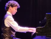 خالد النبوى يستمع لعزف ابنه زياد على البيانو فى الأوبرا