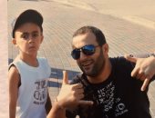 أحمد السقا يسترجع ذكريات رحلته إلى باريس بصورة مع ابنه ياسين