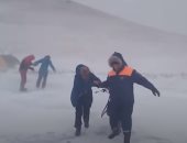 فرقة إنقاذ فى سيبيريا تتدخل لإجلاء سياح عالقين وسط عاصفة قوية.. فيديو وصور