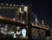 نيويورك تخلد ضحايا كورونا بعرض صورهم على جسر بروكلين.. فيديو وصور