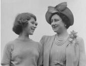 الملكة إليزابيث الثانية فى صورة نادرة من طفولتها مع والدتها بمناسبة يوم الأم