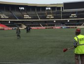 رفع مياه الأمطار وتعقيم ملعب مباراة الأهلى وفيتا كلوب.. صور 