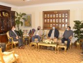 محافظ أسيوط يناقش تنفيذ مشروعات حياة كريمة مع رئيس المقاولون العرب