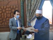 وزير أوقاف كردستان العراق يسلم شيخ الأزهر دعوة رسمية لزيارة الإقليم